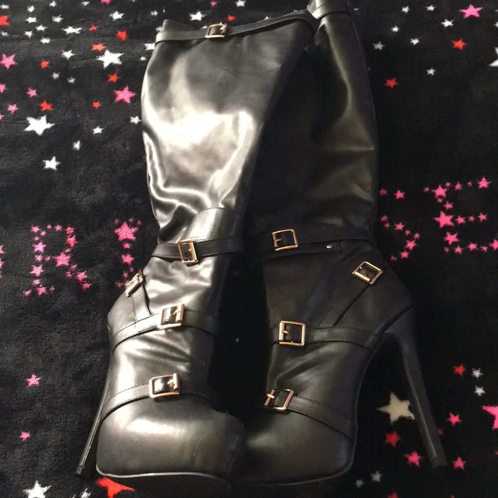 Over the knee heeled shoes